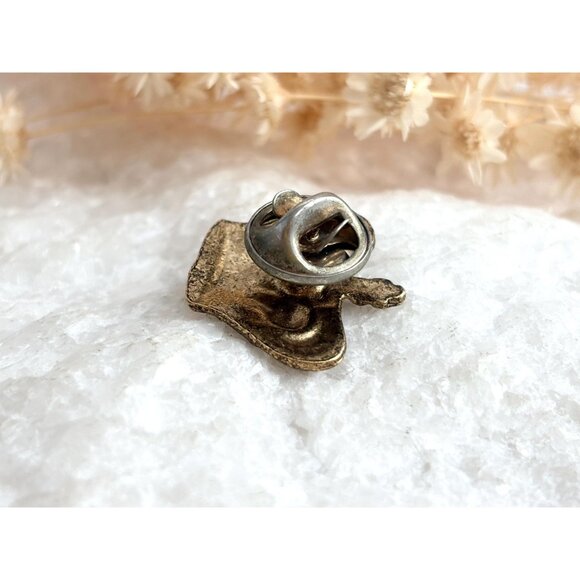 Crown Shaped Gold Toned Textured Vintage Costume Jewelry Brooch | Lapel Pin - Picture 6 of 10